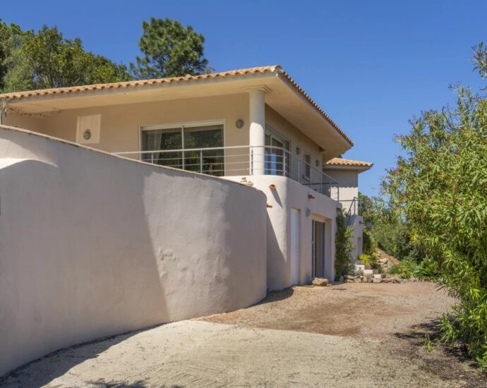 Favone, villa 3 chambres avec dépendance, vue mer, piscine, proche plage.