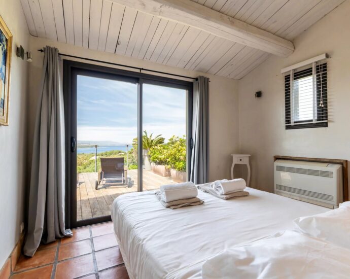 Exclusivité, Bonifacio, villa d’architecte, type bergerie, 4 chambres, piscine, vue mer et montagnes, proche plage