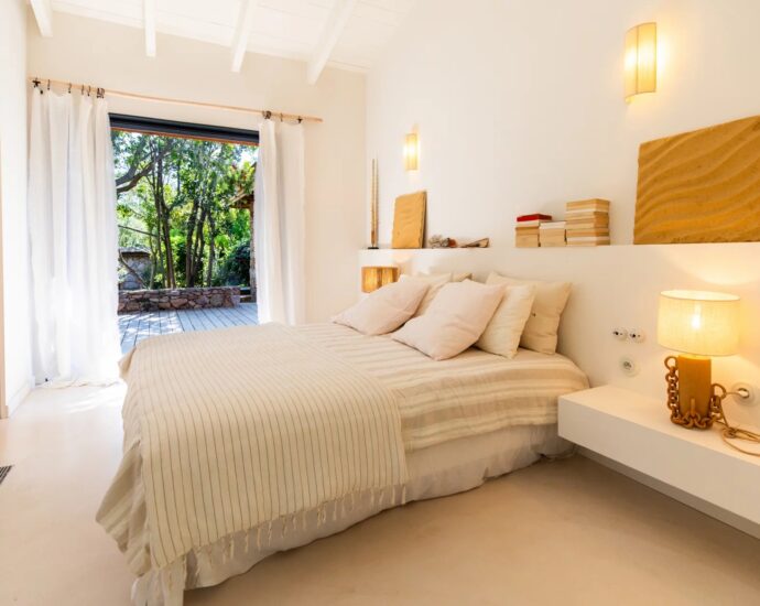 Cala Rossa Beachfront Villa – 7 Bedrooms, Direct Beach Access , Pool