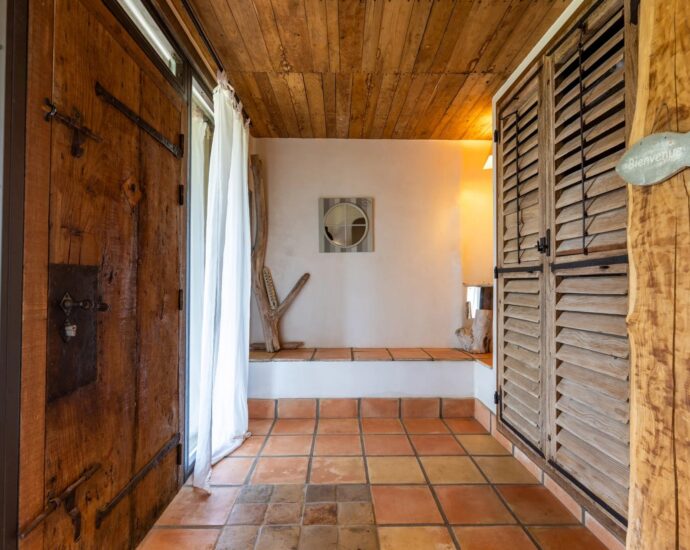Exclusivité, Bonifacio, villa d’architecte, type bergerie, 4 chambres, piscine, vue mer et montagnes, proche plage