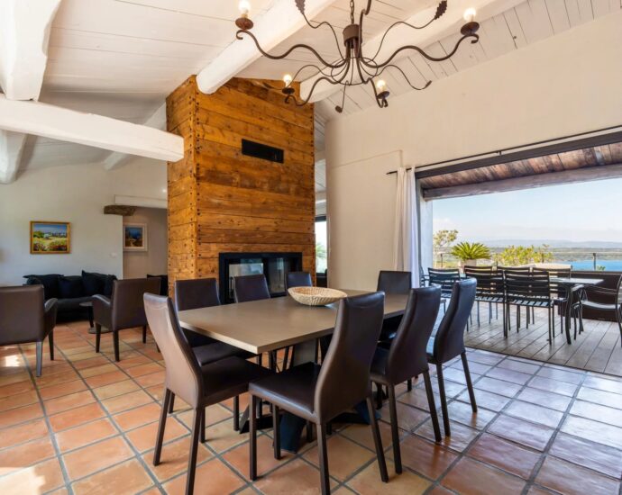 Exclusivité, Bonifacio, villa d’architecte, type bergerie, 4 chambres, piscine, vue mer et montagnes, proche plage