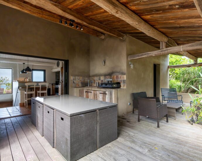 Exclusivité, Bonifacio, villa d’architecte, type bergerie, 4 chambres, piscine, vue mer et montagnes, proche plage