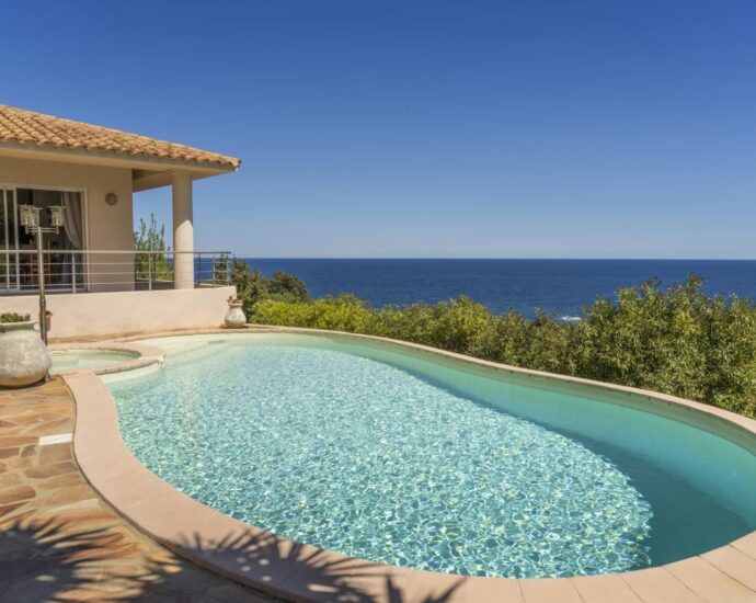 Favone, 3 bedroom villa with outbuilding, sea view, swimming pool, near beach