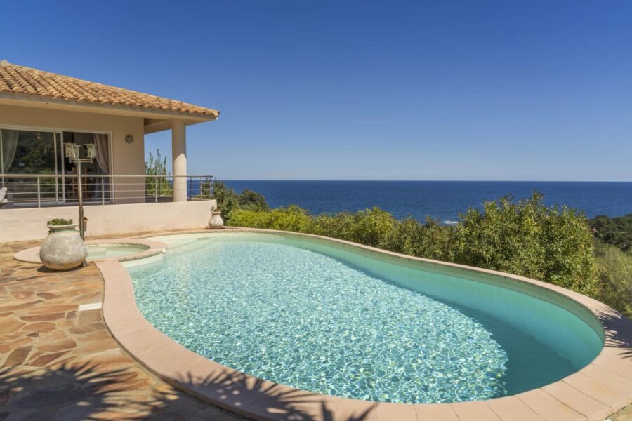 Favone, villa 3 chambres avec dépendance, vue mer, piscine, proche plage.