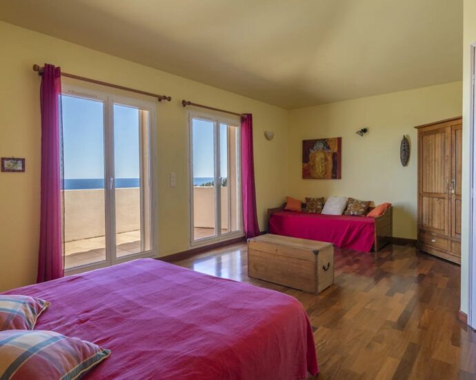 Favone, villa 3 chambres avec dépendance, vue mer, piscine, proche plage.