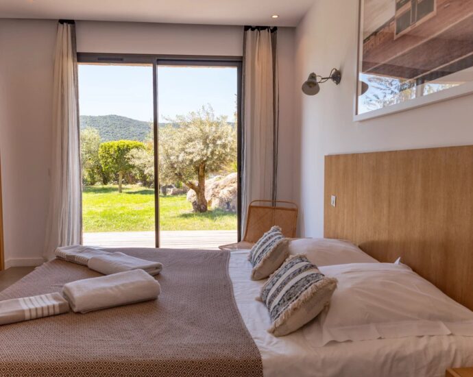 Pinarello, Villa de 6 chambres, piscine, plage à pied, vue montagne
