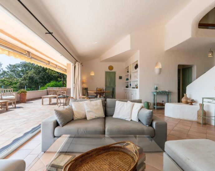 Exclusivité, Porto-Vecchio, Villa d’architecte, 7 chambres, piscines, vue mer.