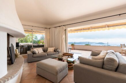 Exclusivité, Porto-Vecchio, Villa d’architecte, 7 chambres, piscines, vue mer.