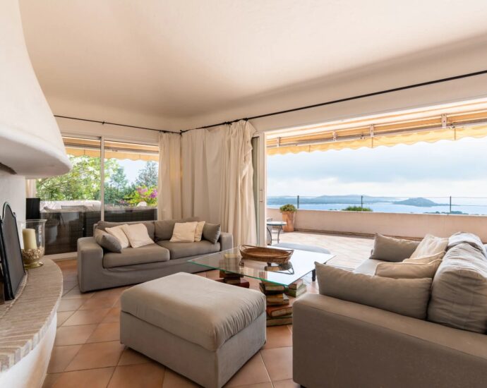 Exclusivité, Porto-Vecchio, Villa d’architecte, 7 chambres, piscines, vue mer.