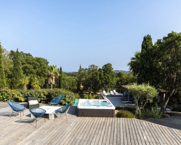 Sainte Lucie de Porto Vecchio, Villa 8 chambre, piscine, joli terrain, aperçu mer