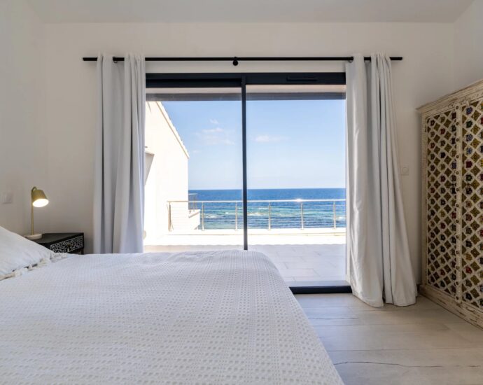WATERFRONT VILLA WITH PANORAMIC SEA VIEW