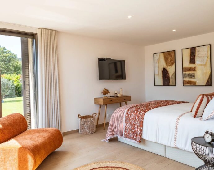 Pinarello, villa 4 chambres, avec piscine, domaine sécurisé, vue dégagée sur le maquis, proche plage