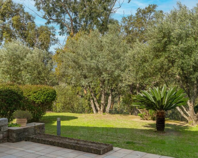 Ste Lucie de Porto-Vecchio, 3-bedroom villa and 1-bedroom janitor’s cottage, mountain views