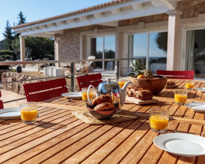 Palombaggia, villa 6 chambres, accès plage à pieds par un chemin privé, piscine, vue mer, proche plage