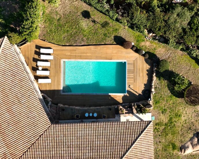 Palombaggia, villa 6 chambres, accès plage à pieds par un chemin privé, piscine, vue mer, proche plage