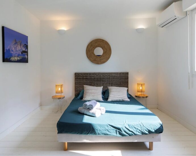 Sainte Lucie de Porto Vecchio, Villa 8 chambre, piscine, joli terrain, aperçu mer