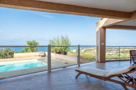 Exclusivité, Corbara, Marine de Davia, villa 4 chambres, piscine, vue mer panoramique, plage à pied