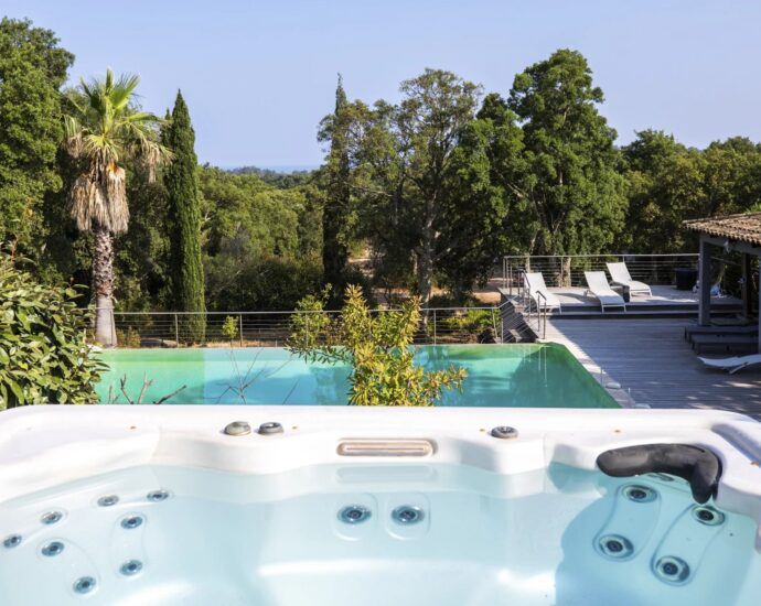 Sainte Lucie de Porto Vecchio, Villa 8 chambre, piscine, joli terrain, aperçu mer