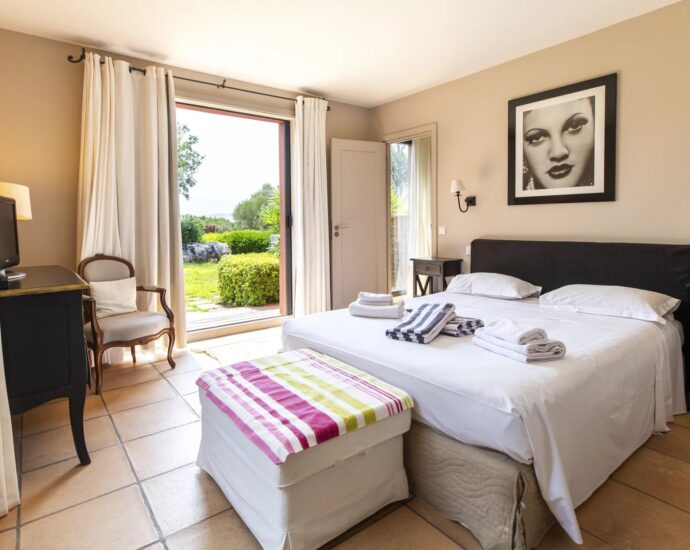 Porto Vecchio, Domaine de Cala Rossa, 6 bedroom villa, swimming pool, sea view