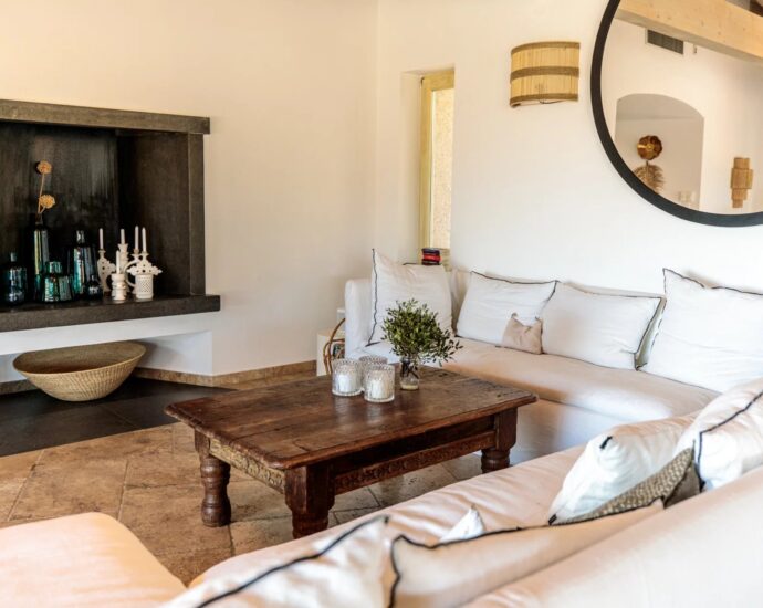 Palombaggia, villa 6 chambres, accès plage à pieds par un chemin privé, piscine, vue mer, proche plage