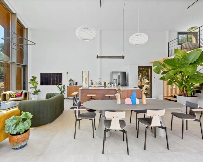 Bonifacio, contemporary villa, close to the beach and town center.