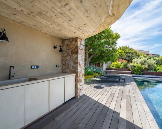 Lumio, villa d’architecte, pied dans l’eau, vue panoramique mer et maquis