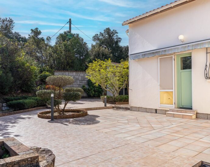 Ste Lucie de Porto-Vecchio, 3-bedroom villa and 1-bedroom janitor’s cottage, mountain views