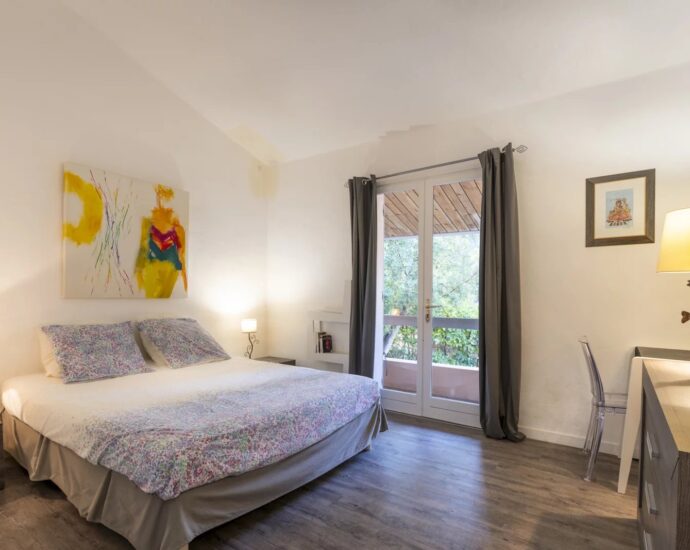 Porto-Vecchio, Domaine de Cala Rossa, villa 6 bedrooms, swimming pool and beach at walking distance