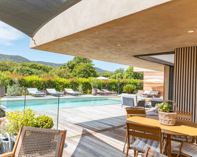 Pinarello, villa 4 chambres, avec piscine, domaine sécurisé, vue dégagée sur le maquis, proche plage