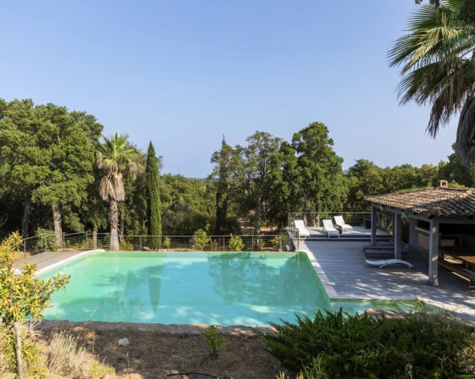 Sainte Lucie de Porto Vecchio, Villa 8 chambre, piscine, joli terrain, aperçu mer