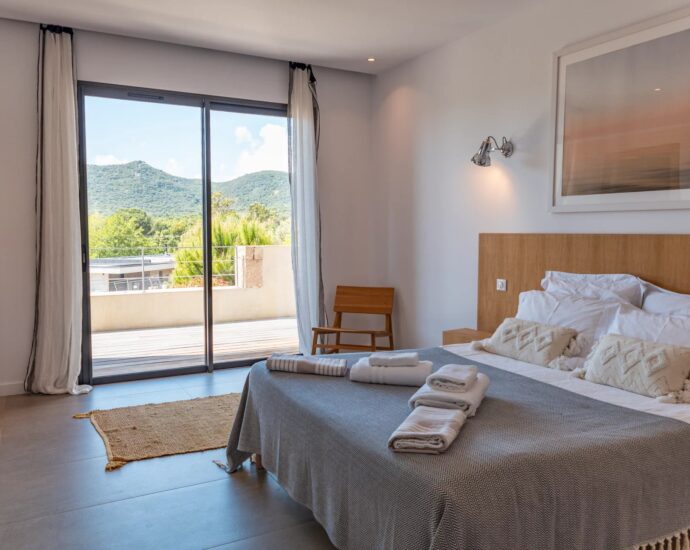Pinarello, Villa de 6 chambres, piscine, plage à pied, vue montagne