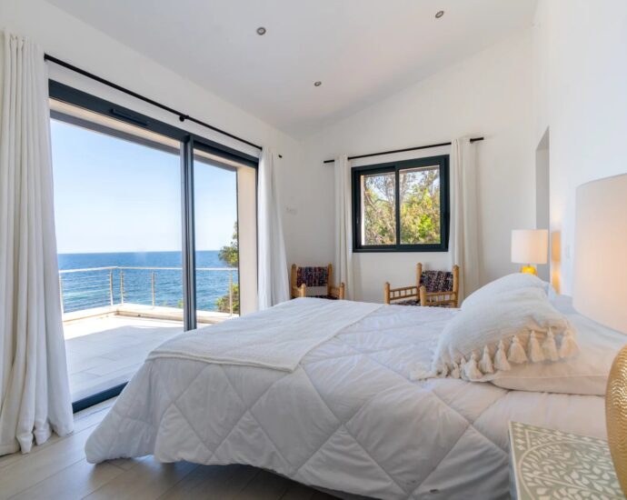 WATERFRONT VILLA WITH PANORAMIC SEA VIEW