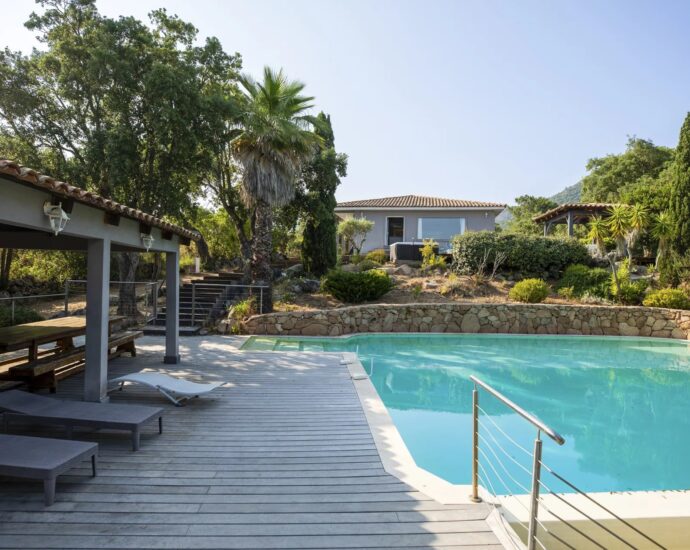 Sainte Lucie de Porto Vecchio, Villa 8 chambre, piscine, joli terrain, aperçu mer