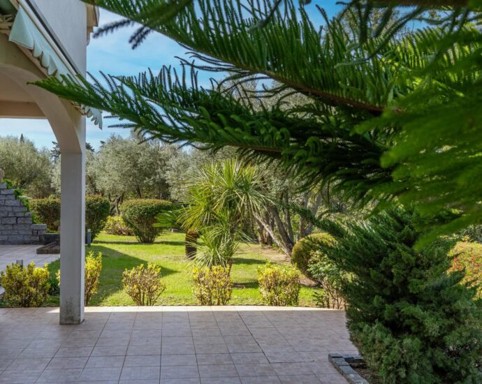 Ste Lucie de Porto-Vecchio, 3-bedroom villa and 1-bedroom janitor’s cottage, mountain views