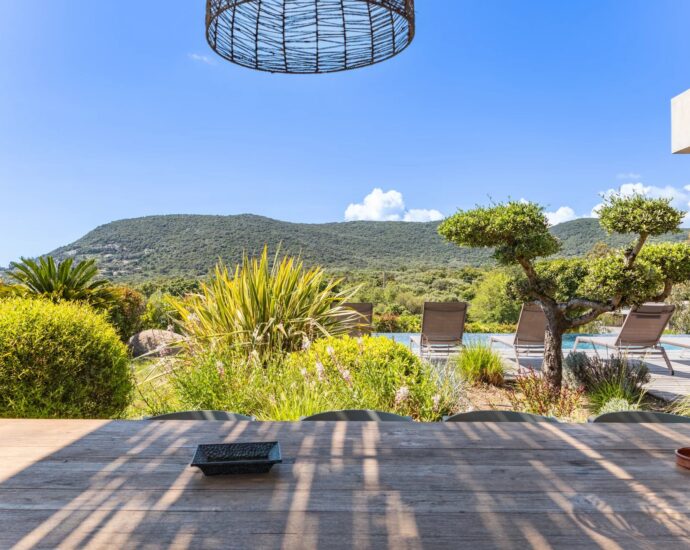 Pinarello, Villa de 6 chambres, piscine, plage à pied, vue montagne