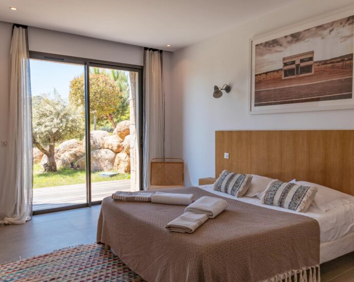 Pinarello, Villa de 6 chambres, piscine, plage à pied, vue montagne