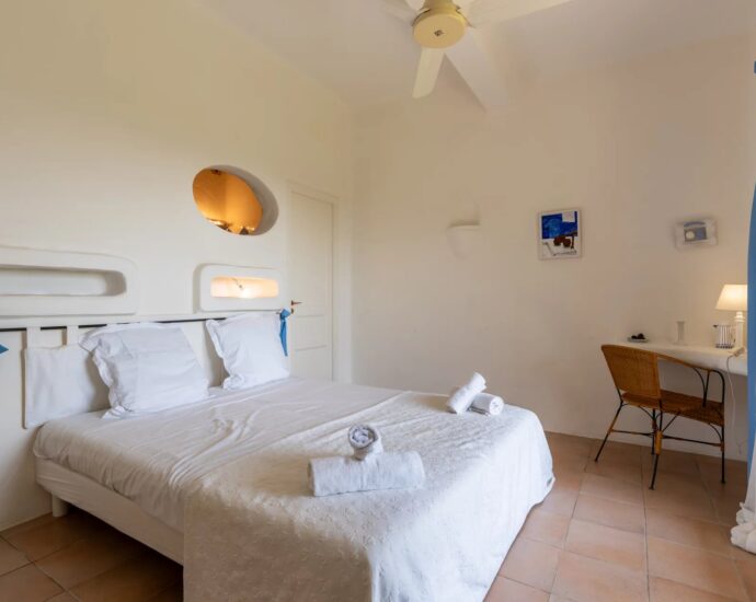 Exclusivité, Porto-Vecchio, Villa d’architecte, 7 chambres, piscines, vue mer.