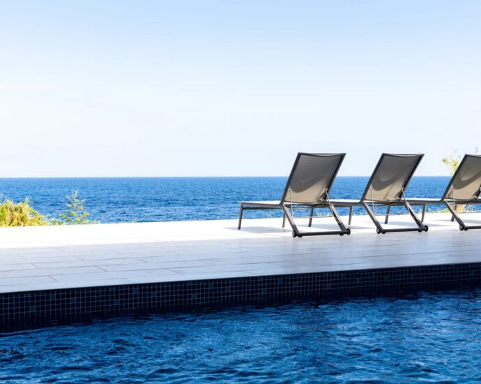 Cote des Nacres – Villa moderne, pied dans l’eau avec piscine et garage