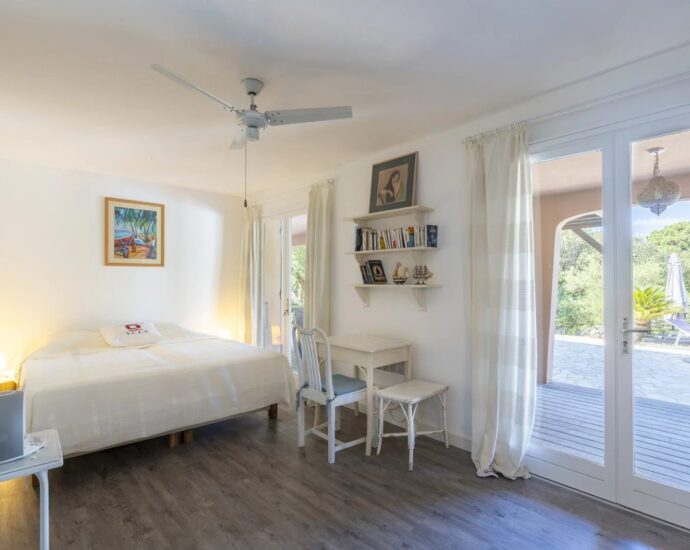 Porto-Vecchio, Domaine de Cala Rossa, villa 6 bedrooms, swimming pool and beach at walking distance