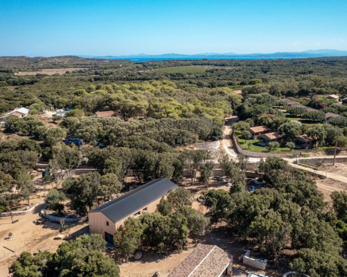 Bonifacio, contemporary villa, close to the beach and town center.