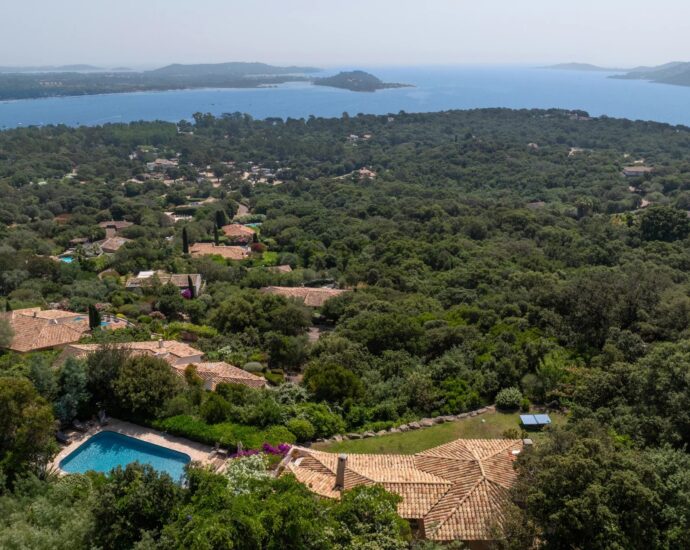 Exclusivité, Porto-Vecchio, Villa d’architecte, 7 chambres, piscines, vue mer.