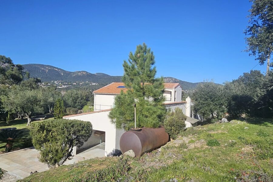 Ste Lucie de Porto-Vecchio, 3-bedroom villa and 1-bedroom janitor’s cottage, mountain views