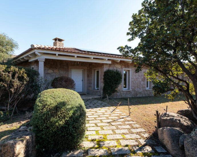Palombaggia, villa 6 chambres, accès plage à pieds par un chemin privé, piscine, vue mer, proche plage