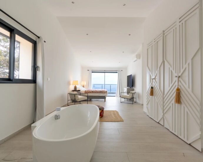 WATERFRONT VILLA WITH PANORAMIC SEA VIEW