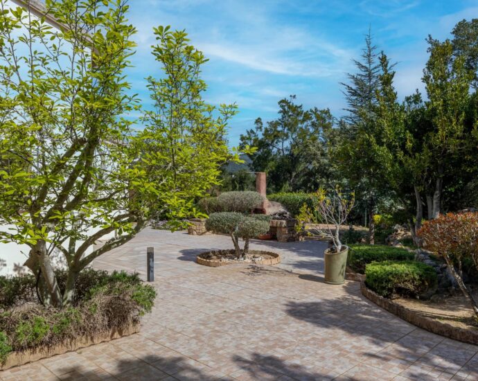 Ste Lucie de Porto-Vecchio, 3-bedroom villa and 1-bedroom janitor’s cottage, mountain views