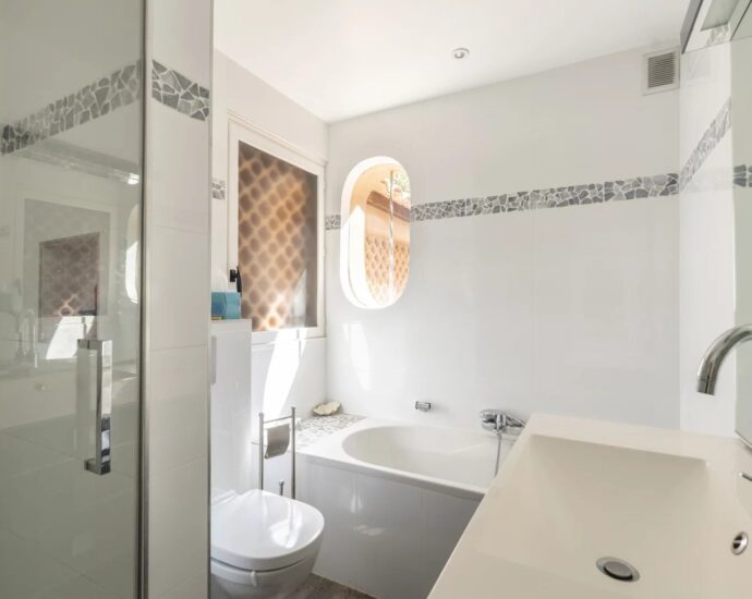 Porto-Vecchio, Domaine de Cala Rossa, villa 6 bedrooms, swimming pool and beach at walking distance