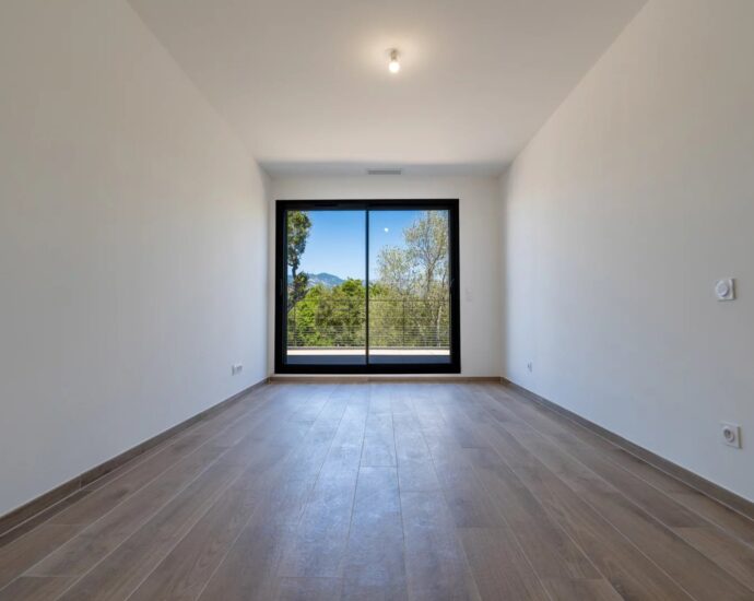 Pinarello – Villa contemporaine, 5 chambres, piscine, garage et plage à pied
