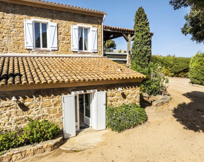 Exclusivité, Porticcio, Presqu’île d’Isolella, Villa type mas, 7 chambres, accès plage à pied, en bord de mer
