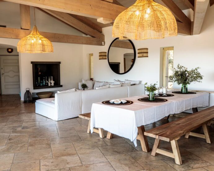 Palombaggia, villa 6 chambres, accès plage à pieds par un chemin privé, piscine, vue mer, proche plage