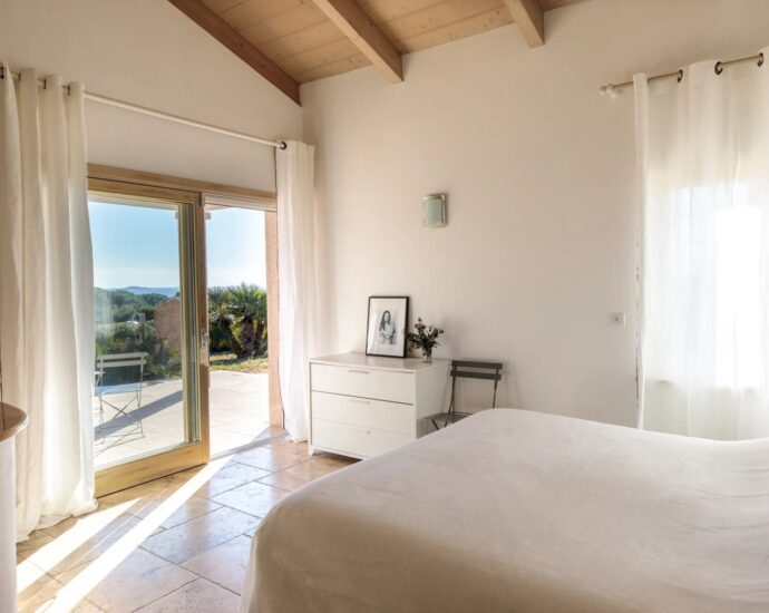 Palombaggia, villa 6 chambres, accès plage à pieds par un chemin privé, piscine, vue mer, proche plage